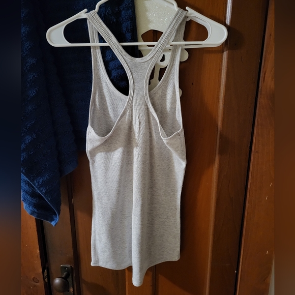 Old navy active ribbed tank top, size medium. - Picture 2 of 6